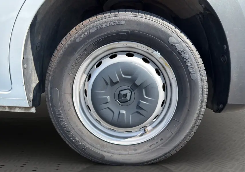 Gros plan sur la roue avant gauche blanche d’un Renault Master 2023 avec jante acier et logo Renault central.
