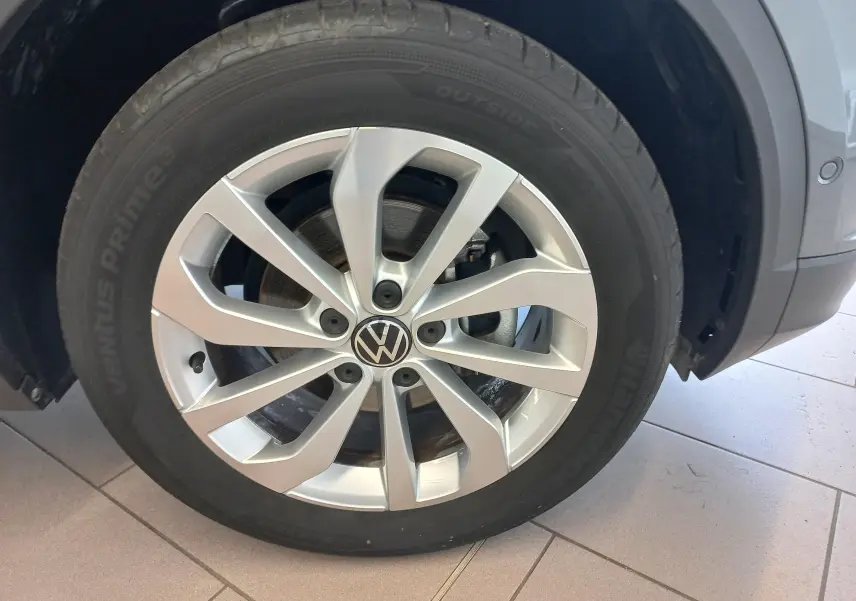 Gros plan sur la jante alliage argentée et le pneu Hankook d’un Volkswagen T-Roc gris Indium, roue avant droite.