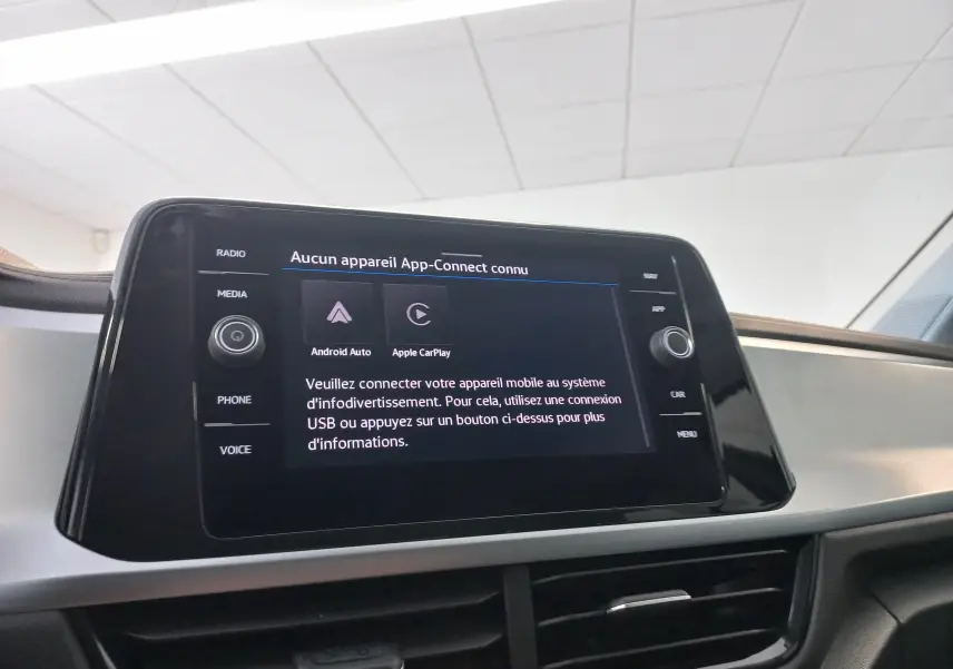 Écran tactile central du Volkswagen T-Roc 2025 gris Indium, affichant le menu App-Connect sans appareil connecté.