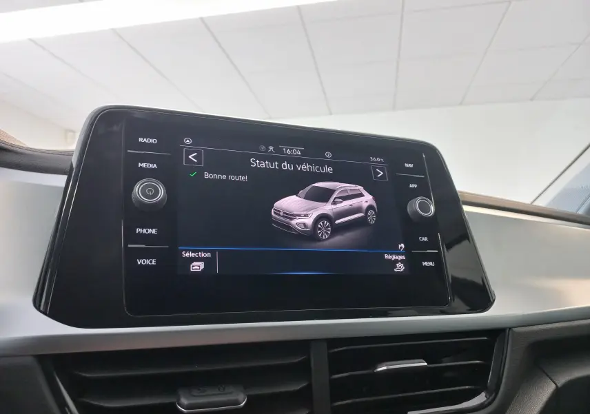 Écran central affichant le statut du Volkswagen T-Roc gris Indium 2025, vue intérieure du tableau de bord.