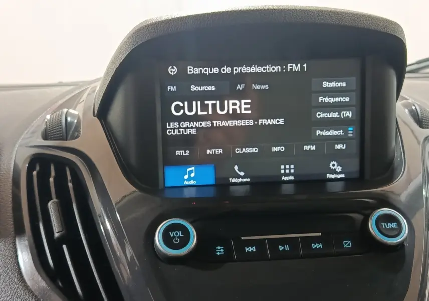 Gros plan sur l’écran multimédia central du Ford Grand Tourneo Connect 2020, affichant une station radio culturelle.