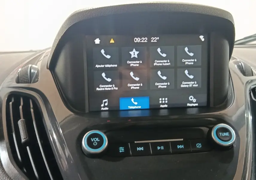Vue rapprochée de l’écran tactile central du Ford Grand Tourneo Connect 2020 avec commandes audio et téléphone affichées.