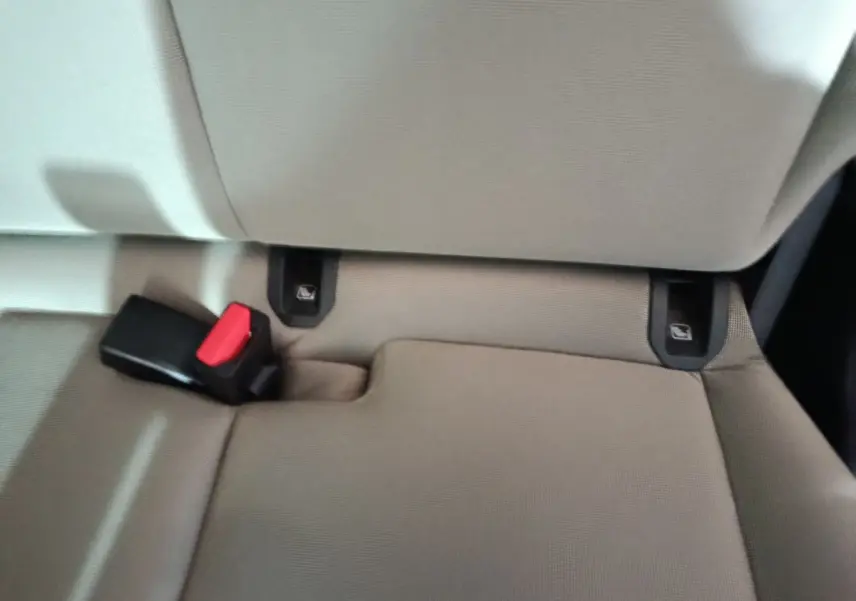 Gros plan sur la banquette arrière beige du Ford Grand Tourneo Connect 2020, montrant les attaches Isofix et la boucle de ceinture.