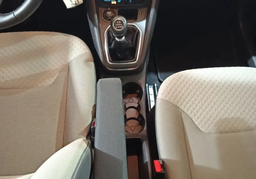 Vue intérieure centrée sur la console centrale et levier de vitesse manuel du Ford Grand Tourneo Connect 2020, sièges beige.