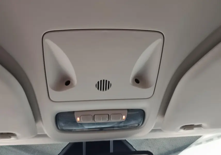 Plafonnier intérieur avant avec spots de lecture allumés sur Ford Grand Tourneo Connect blanc, vue de dessous.