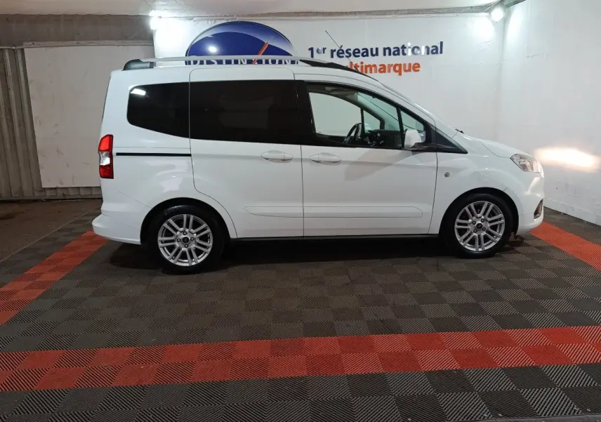 Vue de profil droit du Ford Grand Tourneo Connect blanc 2020 avec vitres arrière teintées et jantes alliage.