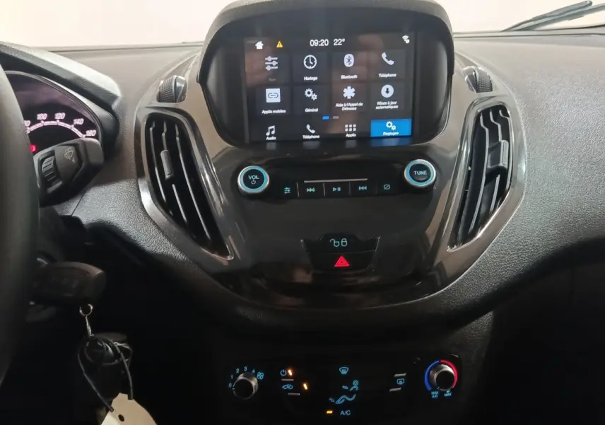 Vue rapprochée du tableau de bord noir du Ford Grand Tourneo Connect 2020 avec écran tactile et commandes climatisation.