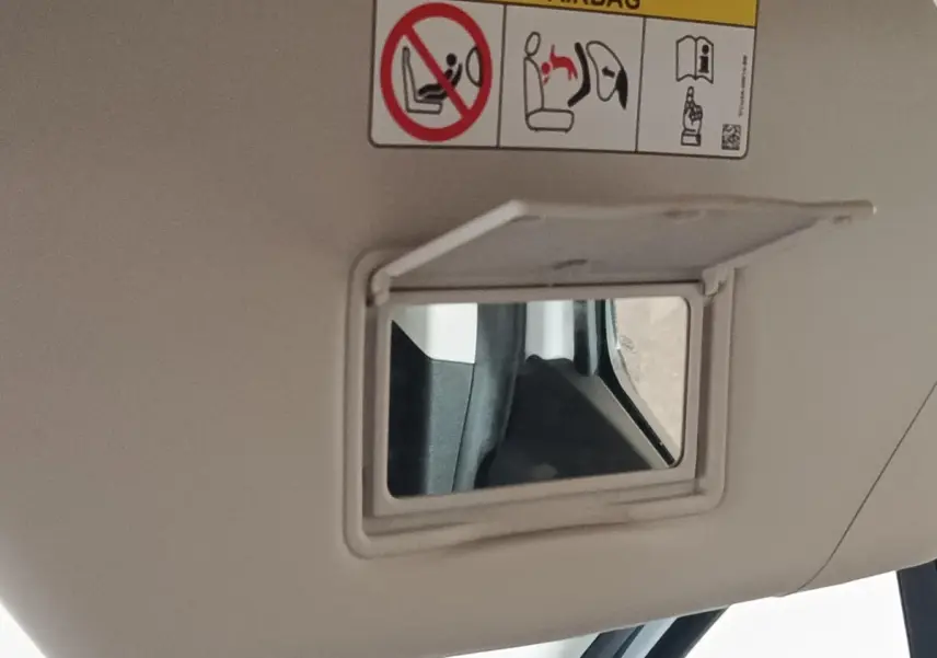 Détail du miroir de courtoisie sur pare-soleil intérieur beige du Ford Grand Tourneo Connect blanc 2020.