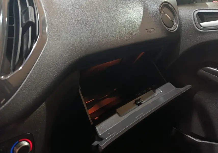 Gros plan intérieur sur la boîte à gants ouverte du Ford Grand Tourneo Connect blanc, côté passager.