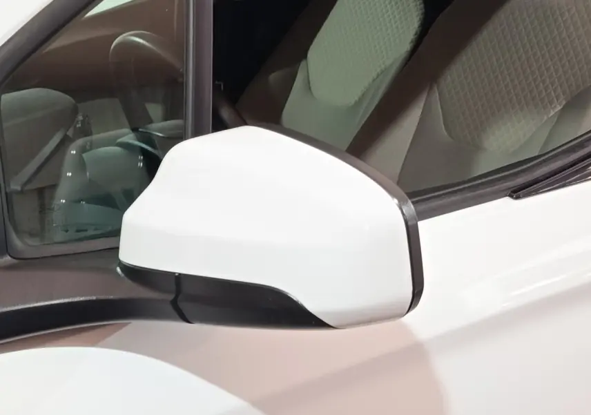 Rétroviseur blanc côté conducteur du Ford Grand Tourneo Connect 1.5ecoblue 2020 avec intérieur beige visible.