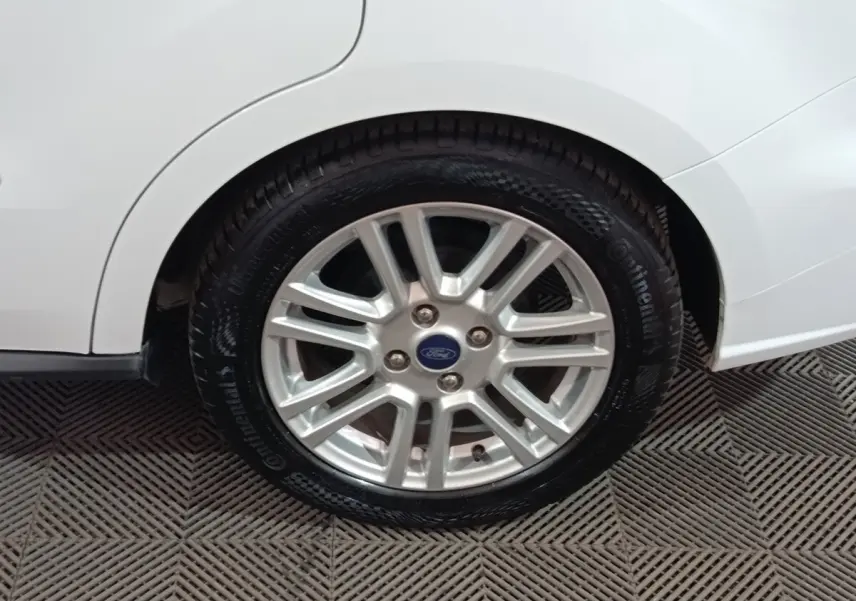 Gros plan sur la roue arrière droite blanche d’un Ford Grand Tourneo Connect 2020 avec jante alliage argentée.