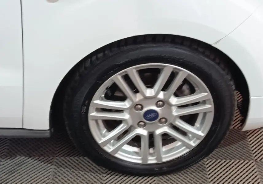 Gros plan sur la roue arrière droite d’un Ford Grand Tourneo Connect blanc avec jante alliage multibranches.