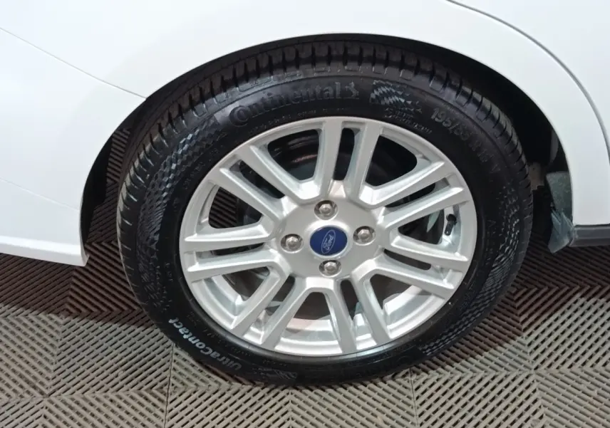 Gros plan sur la roue avant droite du Ford Grand Tourneo Connect blanc, avec jante alliage et pneu Continental.