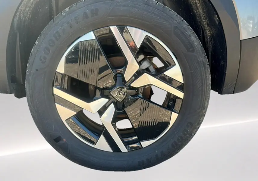 Gros plan sur la jante alu bicolore noire et argent du Peugeot 2008 gris artense, avec pneu Goodyear visible.