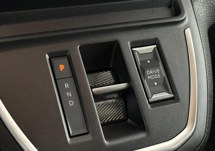Gros plan sur la console centrale noire du Citroën Jumpy 2026, avec sélecteur de boîte auto et bouton Drive Mode.