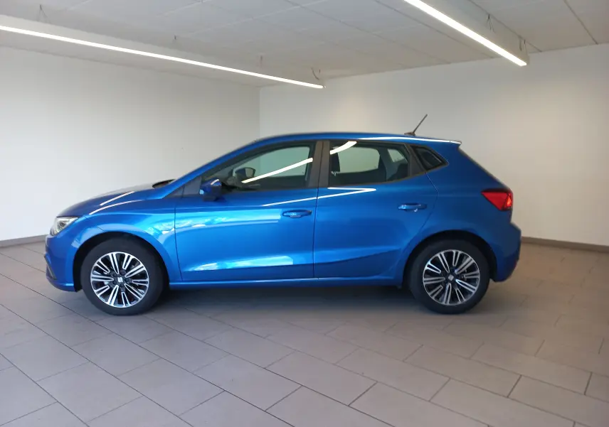 Vue de profil côté gauche d'une SEAT Ibiza 2025 bleu saphir avec jantes alliage et lignes dynamiques.