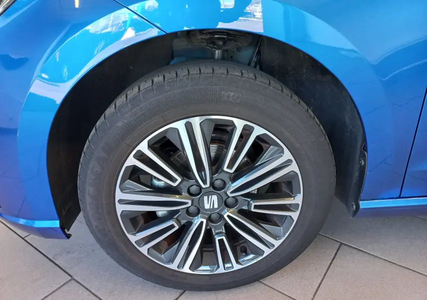 Gros plan sur la roue avant gauche d'une SEAT Ibiza 2025 bleu saphir avec jante alliage au design moderne.