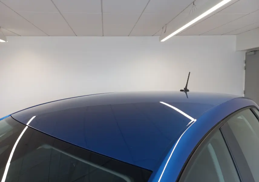 Toit bleu saphir d'une SEAT Ibiza 2025, vue en léger angle arrière droit avec antenne de toit visible.