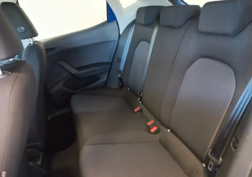 Vue intérieure côté droit des sièges arrière noirs de la SEAT Ibiza 2025, avec ceinture de sécurité et appuie-têtes visibles.