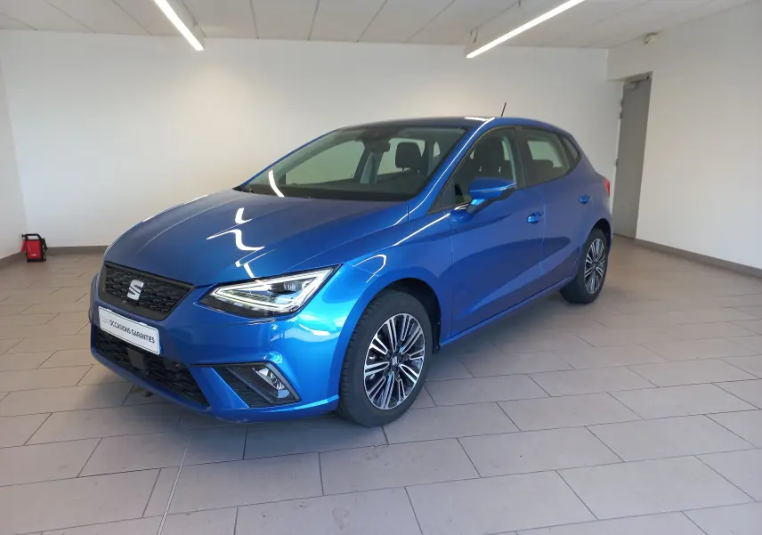 SEAT Ibiza 1.0 TSI 95 Copa bleu saphir vue 3/4 avant droit en intérieur avec jantes alliage distinctives.