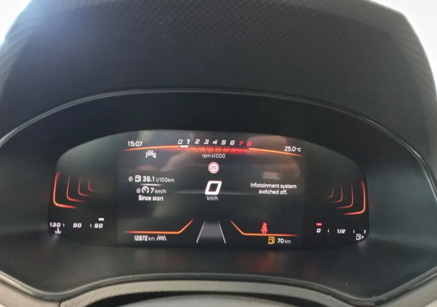Tableau de bord numérique de la SEAT Ibiza 2025, affichage central avec compte-tours et informations de conduite.