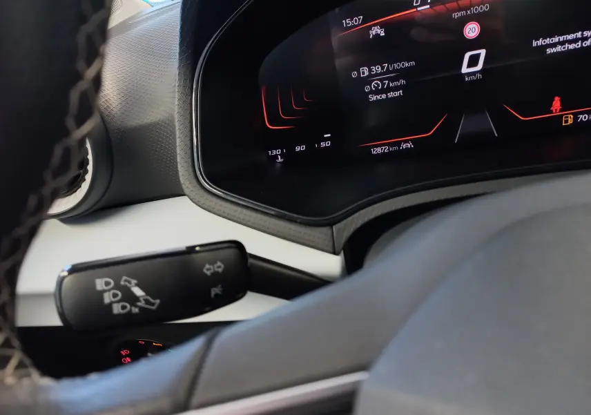 Gros plan sur le tableau de bord numérique du SEAT Ibiza 2025, affichage moderne avec compteur digital et commandes au volant.