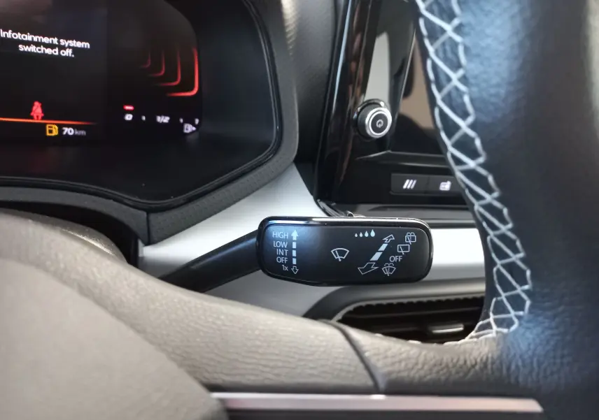 Gros plan sur la commande d’essuie-glace côté droit du tableau de bord d’une SEAT Ibiza bleu saphir 2025.
