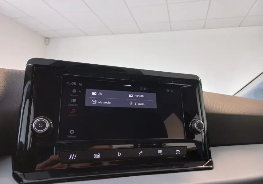 Écran tactile central du tableau de bord de la SEAT Ibiza 2025, affichant les options audio dans un intérieur beige.