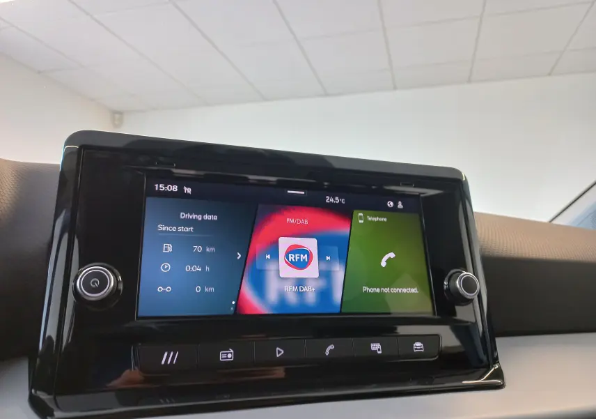 Écran tactile central du tableau de bord de la SEAT Ibiza 2025, affichant données de conduite et radio RFM.
