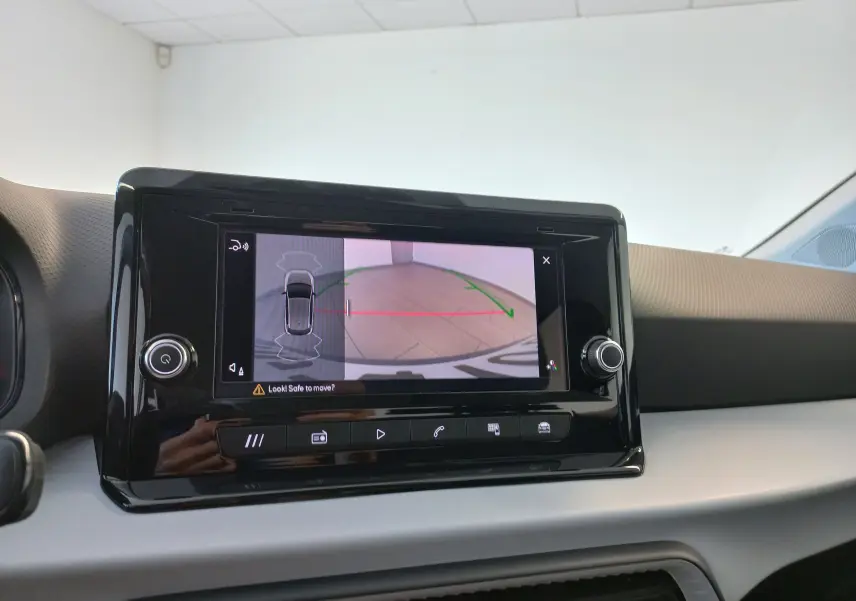 Écran tactile central de la SEAT Ibiza 2025 montrant la caméra de recul avec guidage dynamique, intérieur gris et noir.