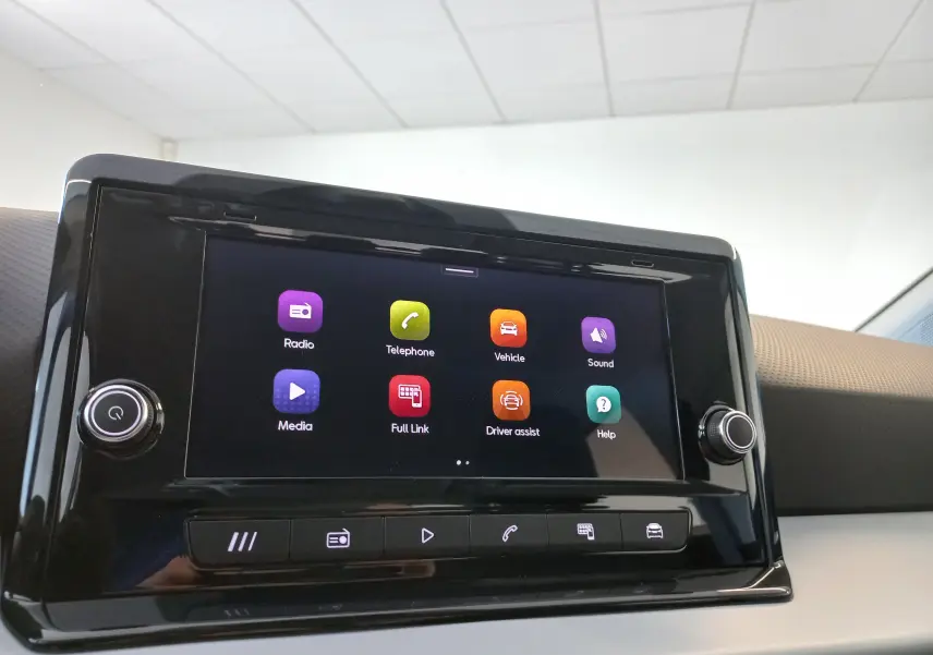 Écran tactile central du tableau de bord de la SEAT Ibiza 2025, avec interface multimédia colorée et boutons de contrôle.