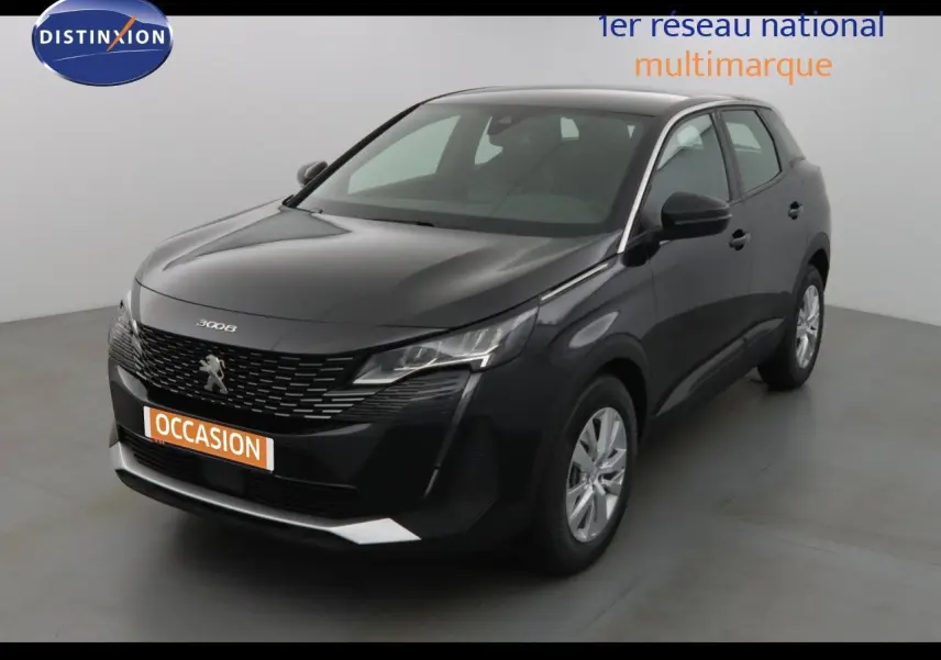 Peugeot 3008 noir perle métal vue 3/4 avant droit dans un studio lumineux avec plaque Zero KM.