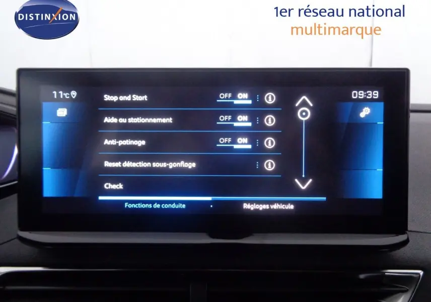 Écran tactile central du Peugeot 3008 2023 affichant les réglages d'aide à la conduite avec options activées.