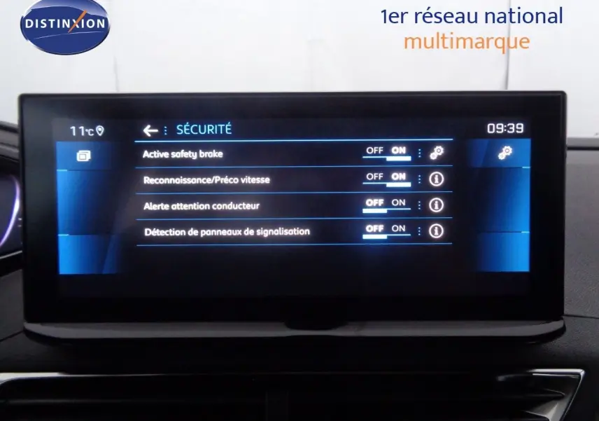Écran central du Peugeot 3008 2023 affichant les options de sécurité activées sur fond noir et bleu.