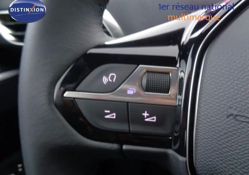 Gros plan sur les commandes de volume et téléphone intégrées au volant noir du Peugeot 3008 2023 finition Active Pack.
