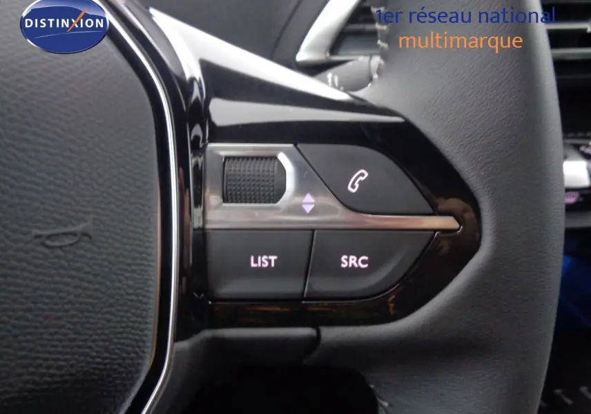 Gros plan sur les commandes gauche du volant noir du Peugeot 3008 2023, boutons LIST, SRC et téléphone visibles.