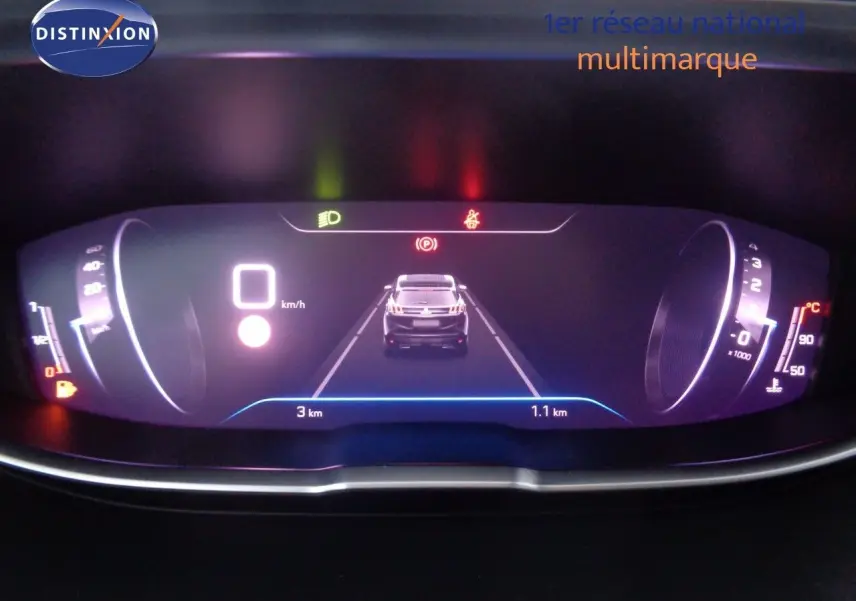 Affichage numérique du tableau de bord du Peugeot 3008 noir perle, montrant la vitesse à 0 km/h et l'alerte de frein activée.