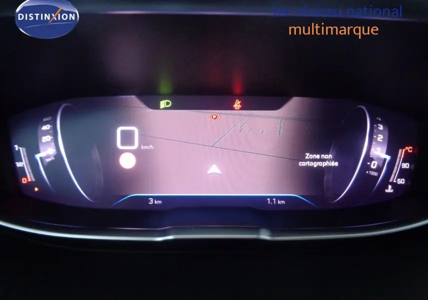 Tableau de bord numérique du Peugeot 3008 noir perle, affichant la vitesse à 0 km/h et une carte non cartographiée.