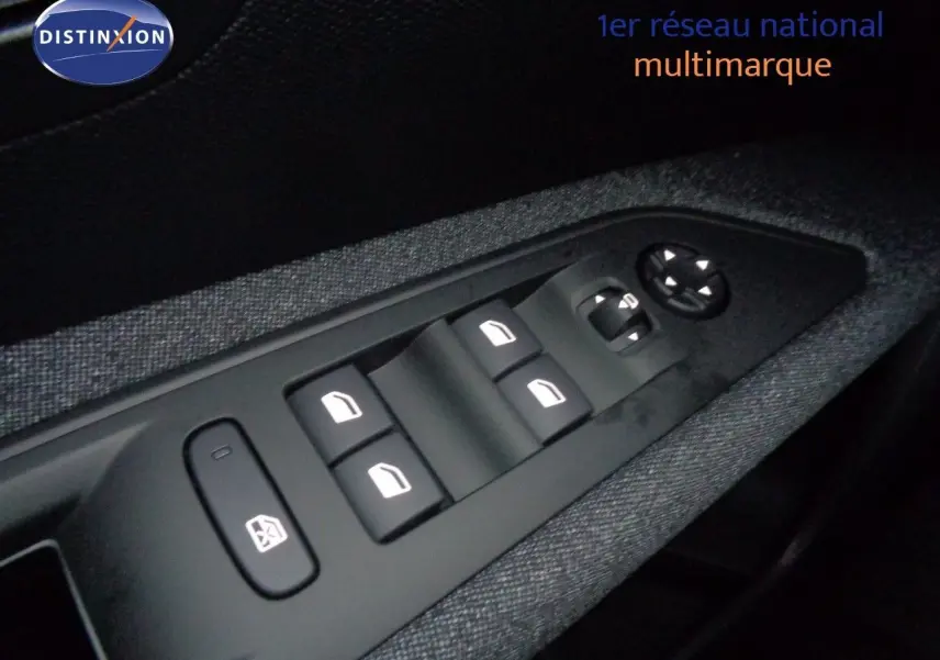 Gros plan sur les commandes des vitres électriques et réglages des rétroviseurs côté conducteur du Peugeot 3008 noir perle 2023.