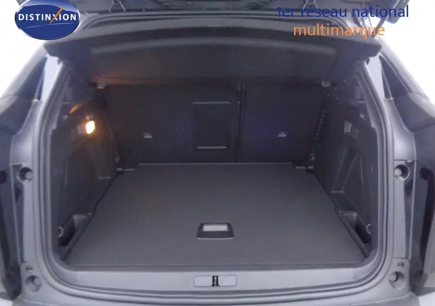 Coffre ouvert d'un Peugeot 3008 noir perle métal, vue arrière montrant un espace de chargement spacieux et propre.