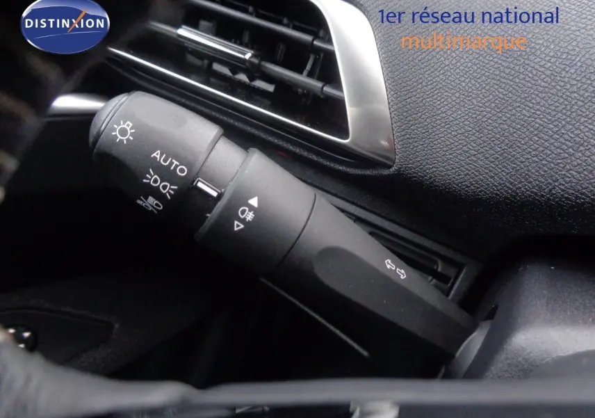 Gros plan sur la commande des feux et clignotants du Peugeot 3008 noir perle métal, intérieur noir texturé.