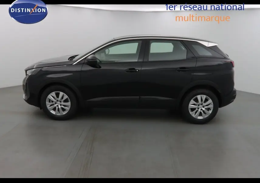 Peugeot 3008 noir perle métal vue de profil côté gauche, soulignant sa silhouette élégante et ses jantes argentées.