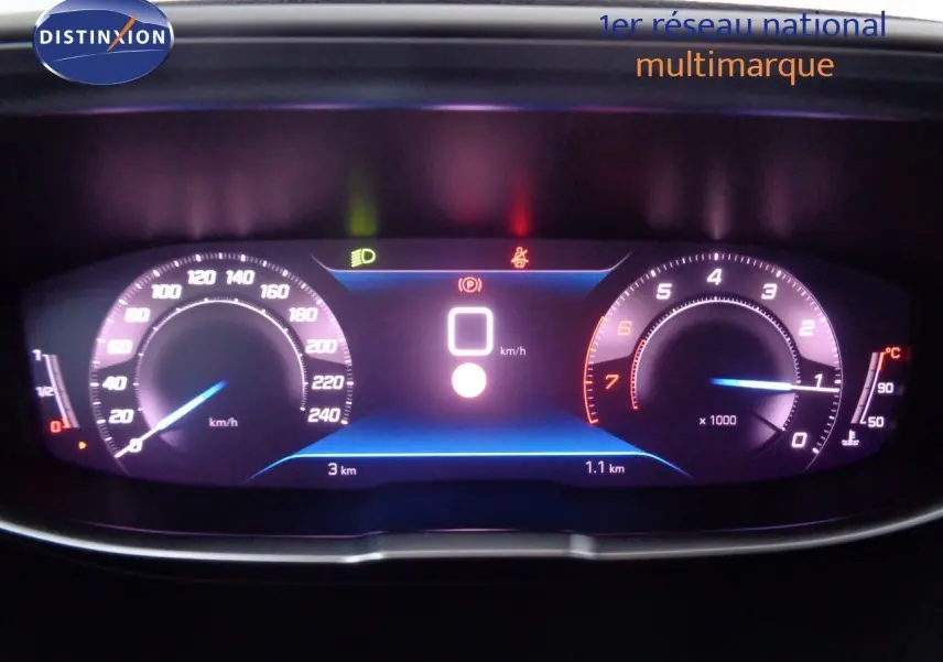 Tableau de bord numérique du Peugeot 3008 noir perle, affichant vitesse, compte-tours et alertes au repos.