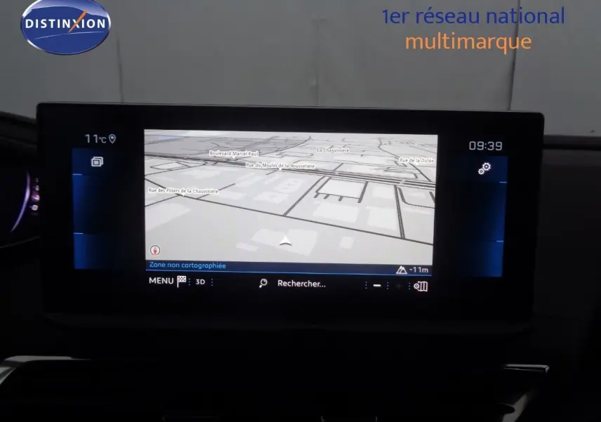 Écran tactile du système de navigation du Peugeot 3008 noir perle métal affichant une carte 3D en intérieur.