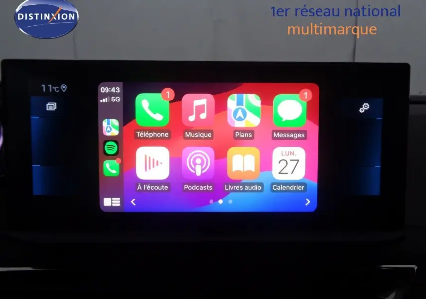 Écran tactile central du Peugeot 3008 2023 affichant Apple CarPlay avec icônes colorées sur fond noir.