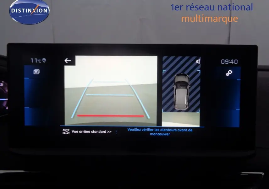 Écran multimédia du Peugeot 3008 2023 affichant la caméra de recul et l'aide au stationnement en vue arrière.