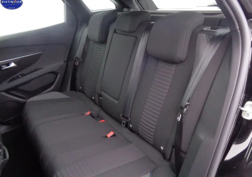 Vue intérieure arrière côté droit du Peugeot 3008 2023 noir perle métal, sièges arrière en tissu gris noir avec ceintures de sécurité.