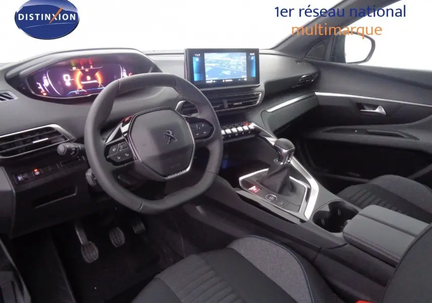 Intérieur de la Peugeot 3008 2023 vue côté conducteur, tableau de bord numérique et écran tactile central visibles.
