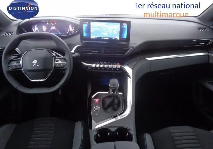 Intérieur du Peugeot 3008 2023 avec tableau de bord moderne, écran central tactile et volant compact noir.