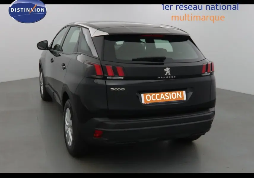 Peugeot 3008 noir perle métal vue 3/4 arrière droit dans un studio lumineux avec plaques Zero KM.
